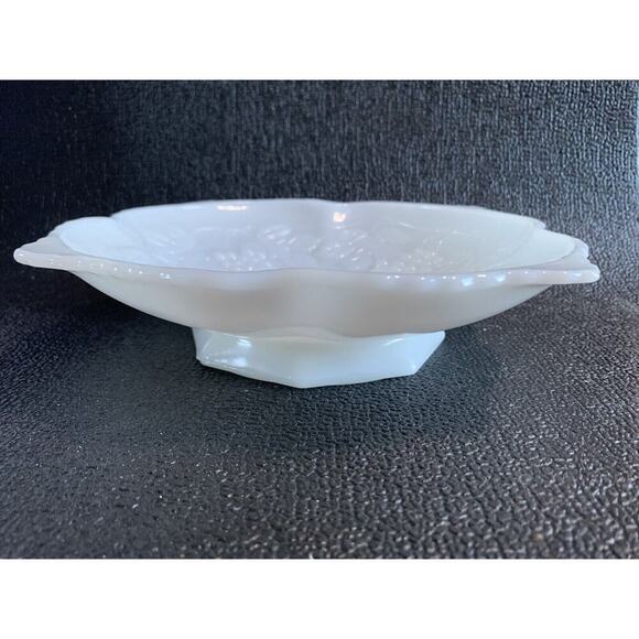 Vintage White Milk Glass Grape Harvest Anchor Hocking Low Fruit Bowl Short - Picture 11 of 13